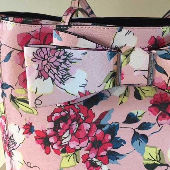 (Betsey Johnson) Full Bloom bow tote - Picture 2 of 8